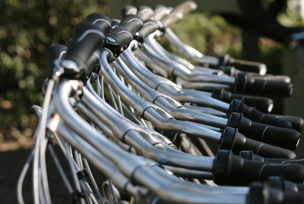 Sturen-van-een-aantal-fietsen-op-een-rij-fietsen-verhuren voor je accommodatie voor fietsvakanties-Bike-Mobile