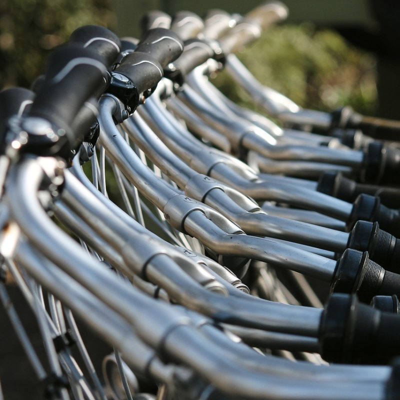 Sturen-van-een-aantal-fietsen-op-een-rij-fietsen-verhuren voor je accommodatie voor fietsvakanties-Bike-Mobile