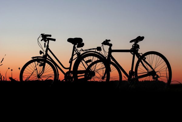Twee fietsen bij zonsondergang - fietsen in de zomer - Bike Mobile