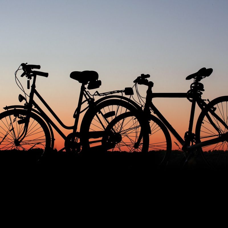Twee fietsen bij zonsondergang - fietsen in de zomer - Bike Mobile
