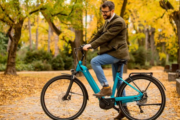 Man op een ebike in het park in de herfst - elektrische fietsen huren - Bike Mobile-goed