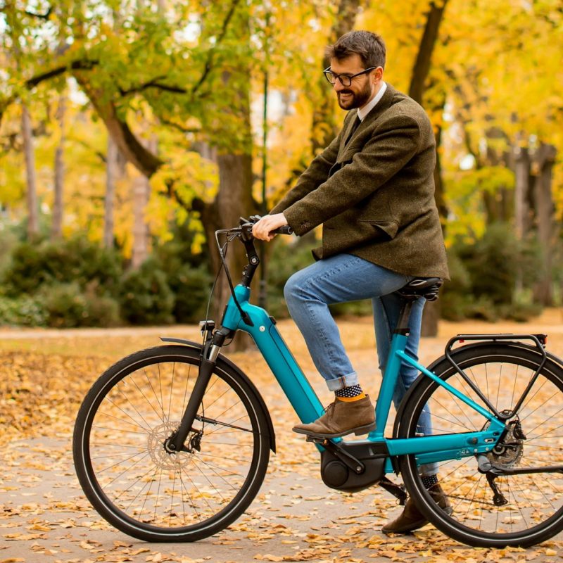 Man op een ebike in het park in de herfst - elektrische fietsen huren - Bike Mobile-goed