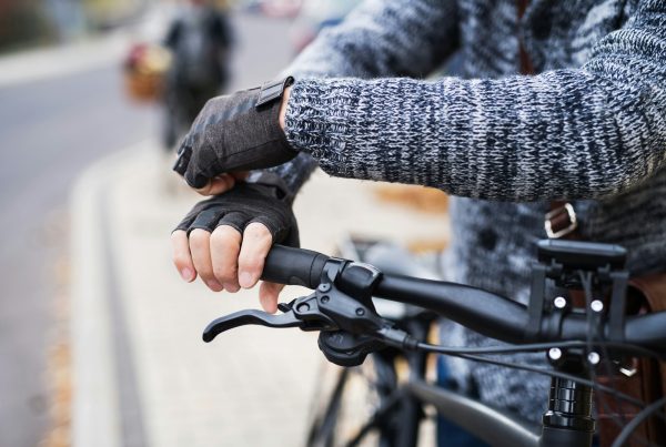 Fietser met warme kleding en handschoenen aan - fietsen in de winter - Bike Mobile-min