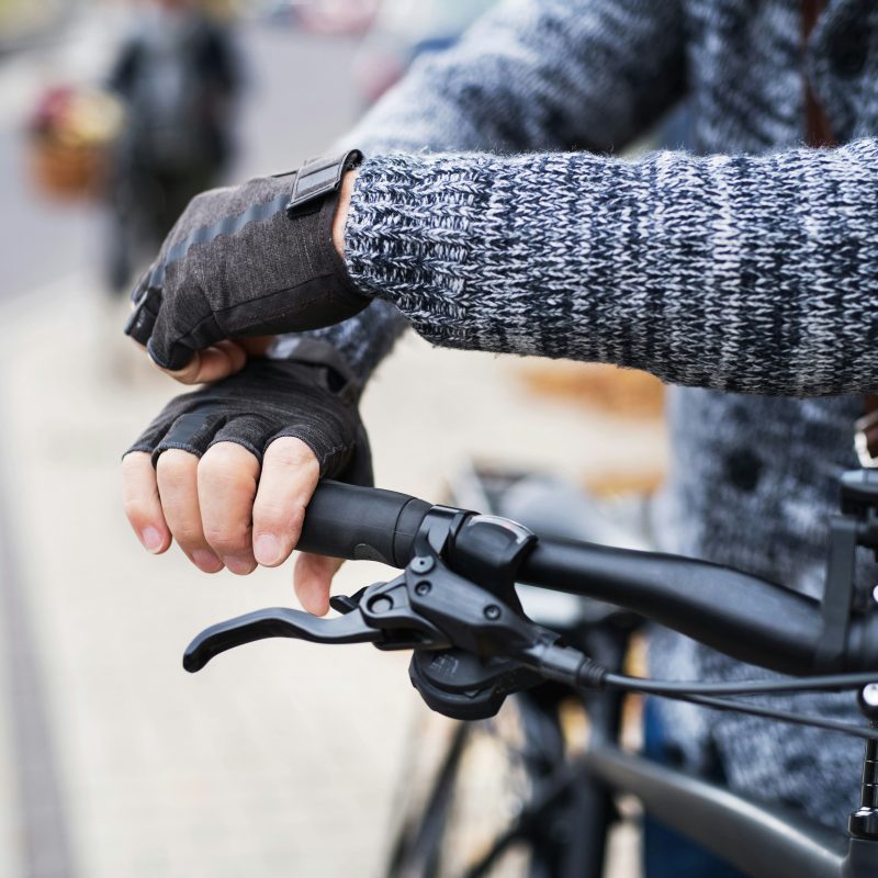 Fietser met warme kleding en handschoenen aan - fietsen in de winter - Bike Mobile-min