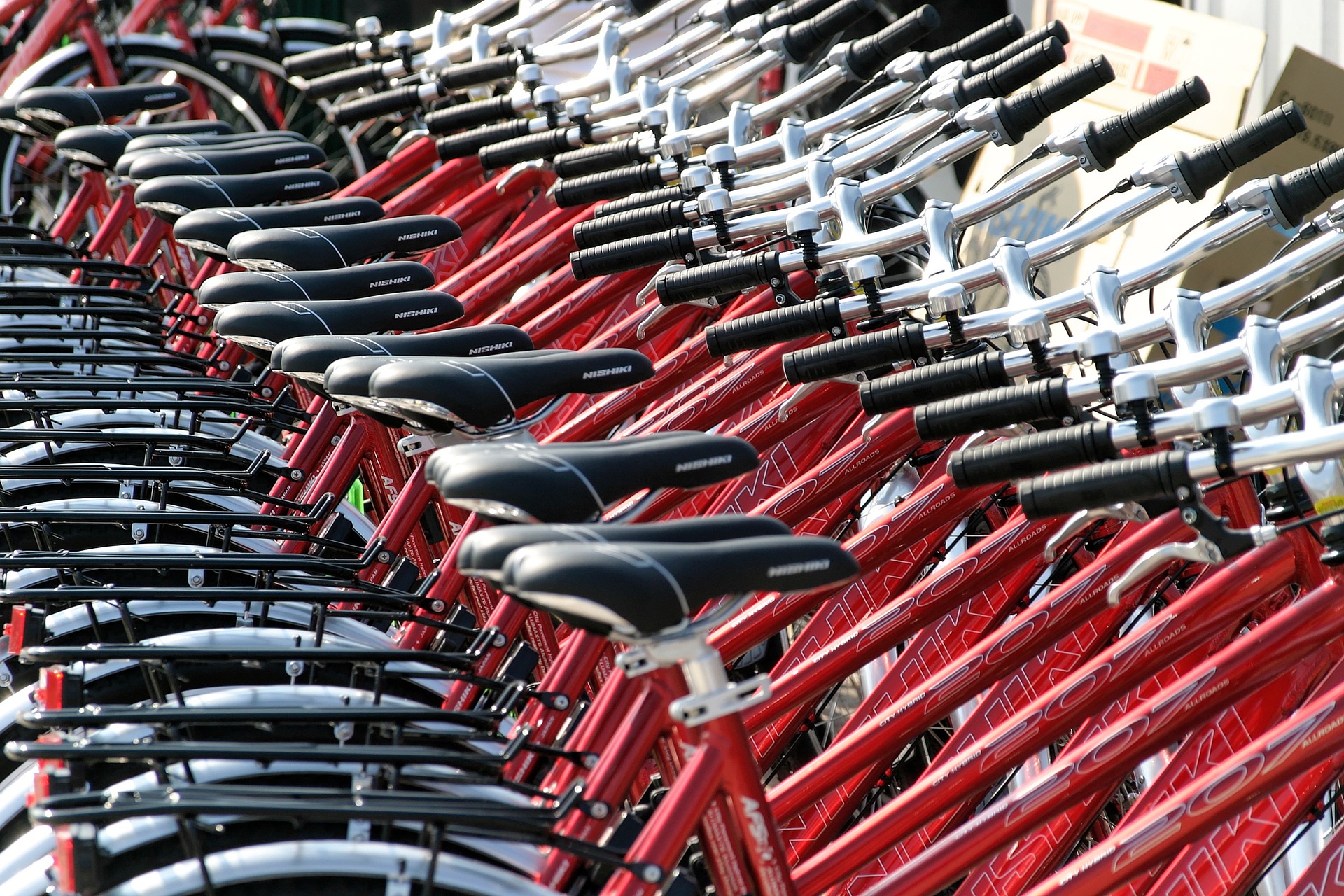 Groot-aantal-rode-fietsen-op-een-rij-fietsverhuur voor groepen - Bike Mobile