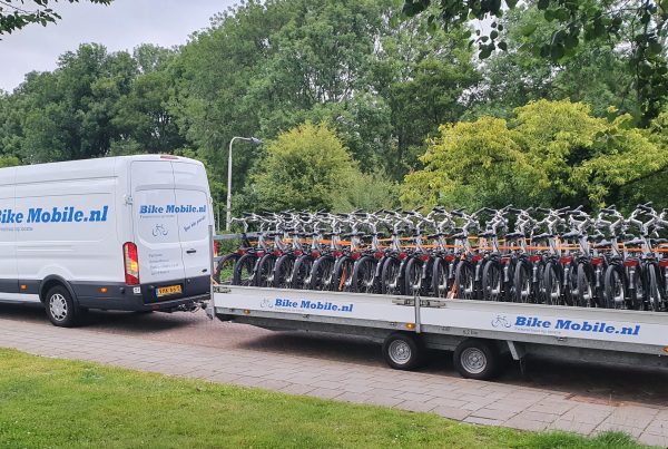 groep fietsers samen onderweg door een Nederlands polderlandschap