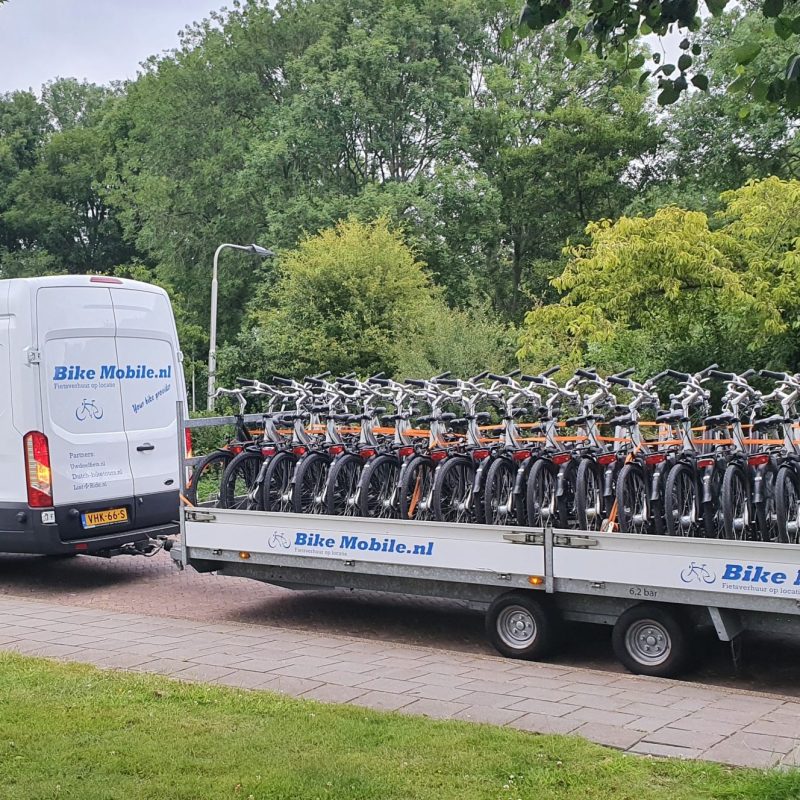 groep fietsers samen onderweg door een Nederlands polderlandschap