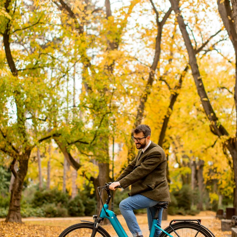 Herfst routes in Gelderland, man op de fiets